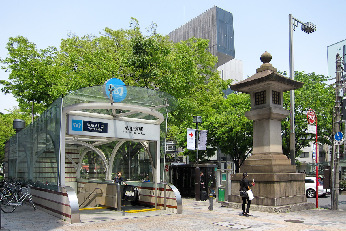 Tokyo-Metro-Omotesando-Station-02.jpg