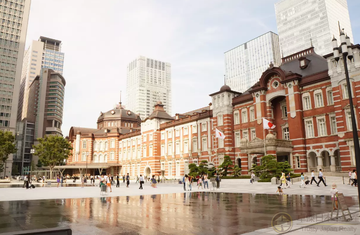 眺望東京站丸之內站舍的好位置，將復古紅磚建築盡收眼底
